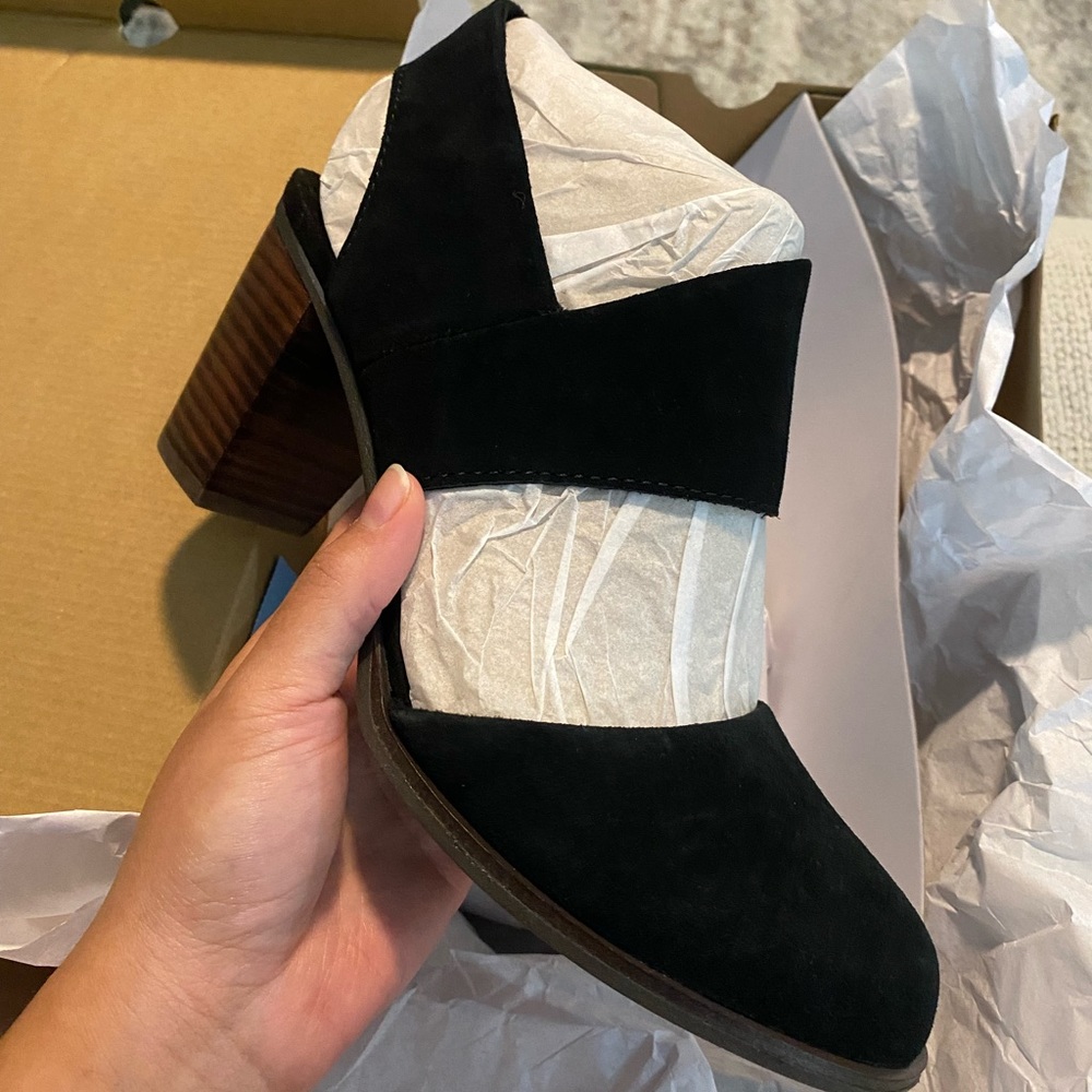 TOMS. Style: Majorca Closed Toe